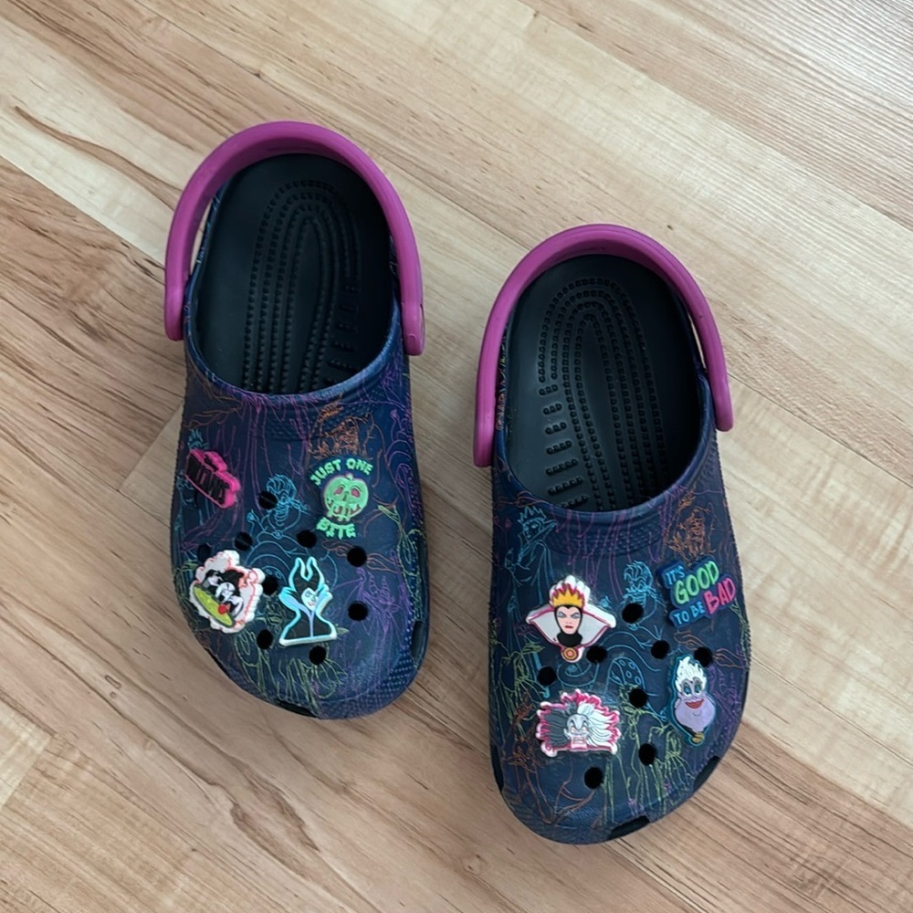 Halloween Woman’s 7.5, kids 4, crocs, fits both, seasonal, casual, Disney pins